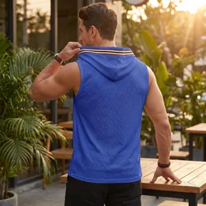 Vista detallada del chaleco deportivo sin mangas con capucha azul informal para hombre atrás.