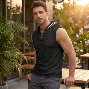 Vista detallada del chaleco deportivo de gofres sin mangas con capucha casual para hombre negro.