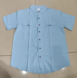 Camisa casual de manga corta azul claro para hombre con dos bolsillos de verano