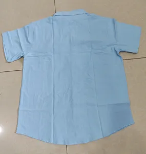 Camisa de lino de manga corta azul claro para hombre vista posterior detalle hoy