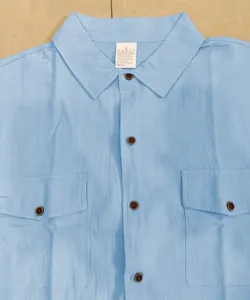 Vista detallada de la camisa casual de lino de manga corta para hombre con bolsillos y botones.