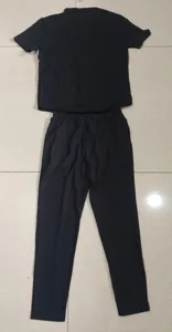 Conjunto de chandal informal para hombre polo manga corta y pantalones largos negros.