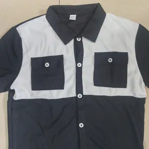 Elegante camisa de manga corta para hombre de punto gofrado en bloque de color con cuello.