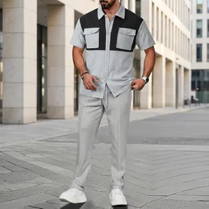 Vista detallada del conjunto de camisa de manga corta y pantalón de tejido waffle para hombre.