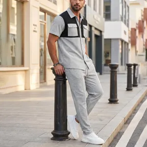 Conjunto informal de camisa de manga corta y pantalón de tejido waffle, detalle de estilo.