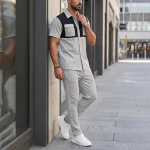 Vista detallada del conjunto informal de punto gofrado gris para hombre al aire libre.