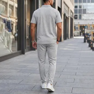 Conjunto de polo de manga corta waffle gris y pantalon casual para hombre uso diario.