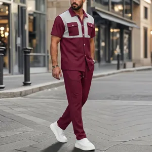 Vista detallada del conjunto casual de hombre con camisa de manga corta y pantalón.