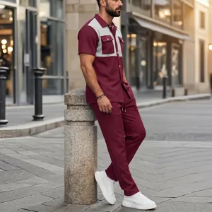 Detalle del conjunto casual de hombre con camisa de manga corta y pantalon en tejido waffle.