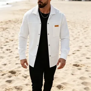 Vue detaillee de la chemise casual homme en tricot gaufre manches longues avec poche poitrine.
