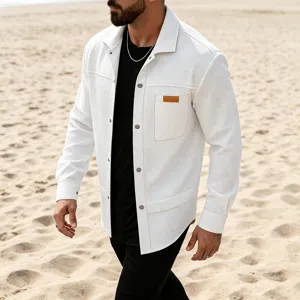 Vue détaillée de la chemise homme blanche à texture gaufrée avec poche sur la plage.