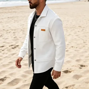 Chemise à manches longues blanche en maille gaufrée pour homme avec poche poitrine.