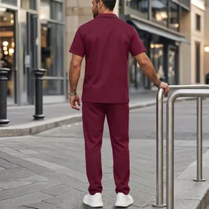 Vista detallada del conjunto informal de camisa de manga corta y pantalón de gofrado.