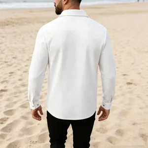 Vue arrière détaillée d'une chemise unie à manches longues en maille gaufrée plage.