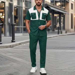 Detalle de cerca de camisa de manga corta de punto gofrado para hombre y pantalón casual en verde.