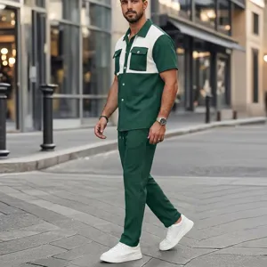 Vista detallada del conjunto informal de camisa de manga corta y pantalón para hombre.