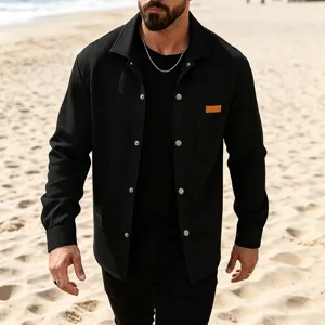 Détail chemise manches longues gaufrée noire homme, revers décontracté boutons.