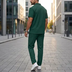 Vista de detalle de la camisa de manga corta y pantalones de gofre para hombre en la calle.
