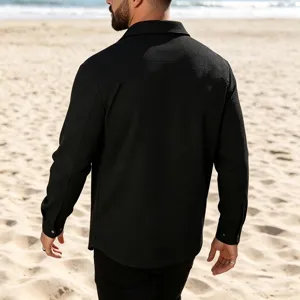 Vue de détail d'une chemise casual homme noire à manches longues en maille gaufrée.