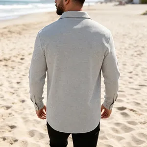Vue détaillée de la chemise à manches longues gaufrée décontractée pour homme gris clair.