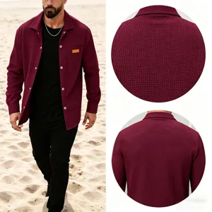 Chemise homme à manches longues en maille gaufrée avec gros plans sur le tissu et le col.