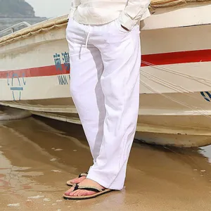 Detailansicht der lässigen weißen Baumwoll-Leinen-Hose für Herren mit Kordelzug am Strand.