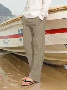 Detailansicht der Freizeithose aus Leinen für Herren, lockere Passform, Strand-Szene.