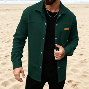 Vue détaillée de la chemise à manches longues gaufrée vert foncé avec poche poitrine.