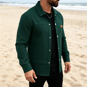 Détail de la chemise à manches longues gaufrée vert foncé pour homme avec boutons