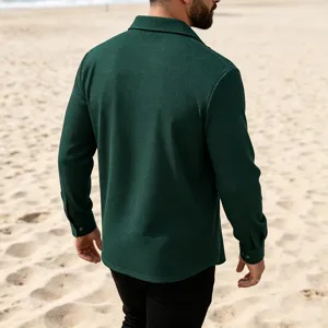 Vue détaillée de la chemise casual à manches longues en waffle vert foncé pour homme.