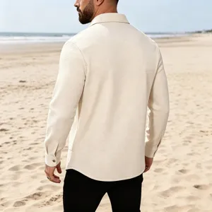 Chemise décontractée à manches longues et revers uni gaufré pour homme vue arrière.