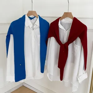 Chemise blanche minimaliste coreenne avec chale en tricot, cardigan elegant et chic.