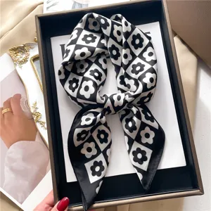 Pañuelo de seda floral a cuadros en blanco y negro para mujer, elegante bufanda de verano.