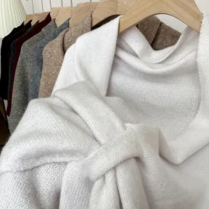 Close-up van een witte gebreide wollen sjaal omslagdoek, dikke textuur voor de winter.