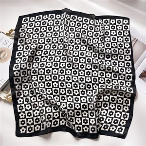 Pañuelo cuadrado floral a cuadros blanco y negro tacto de seda moda mujer primavera verano