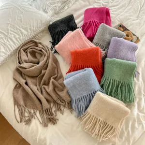 Calda e morbida sciarpa invernale spessa con frange in vari splendidi colori eleganti.