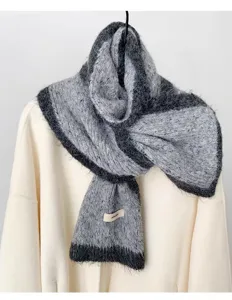 Detalle bufanda invierno cachemira gris negra, suave gruesa cálida chal cuello.