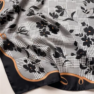Detalle de tela de bufanda de seda con estampado de pata de gallo y flores.