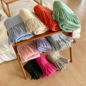 Morbida sciarpa in lana bouclé, calda con frange per autunno e inverno, accessorio accogliente.