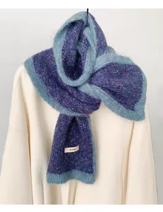 Vista detallada de la bufanda de mohair tejido en tonos azul y violeta, suave, cómoda y muy cálida.
