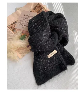 Toma detallada de bufanda de invierno de cachemira negra, cuello cálido y acogedor estilo.
