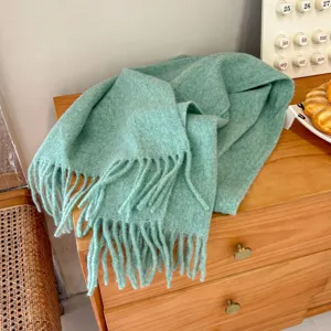 Sciarpa invernale calda con frange in filato di lana morbido verde menta, accessorio accogliente.
