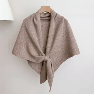 Gebreide sjaal detail toont zachte textuur en knoopontwerp voor gezellige winterwarmte.
