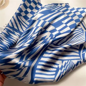 Pañuelo cuadrado de seda geométrico floral azul y blanco, ideal para primavera y verano.