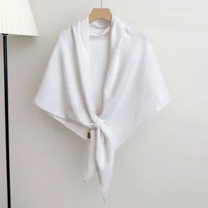 Detail witte gebreide driehoekige sjaal sjaaltje, gezellige warme nekverwarmer winter.