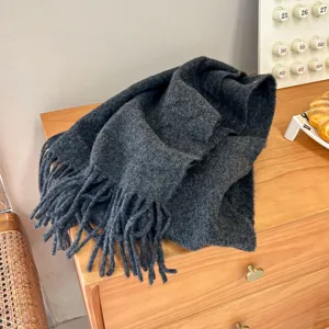 Accogliente sciarpa invernale in lana grigio scuro con frange, design caldo e spesso per il freddo.
