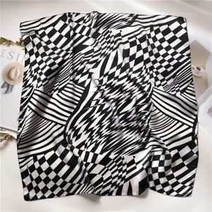 Pañuelo de seda geométrico a cuadros en blanco y negro, elegante accesorio de moda para mujer.