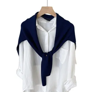 Châle tricoté minimaliste coréen assorti à une chemise blanche haut élégant et tendance.