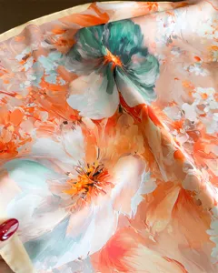Gros plan de la texture du foulard en soie à motif floral artistique et plis souples.