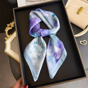 Exquis foulard carré floral en similicuir bleu violet pour un style chic au cou ou cheveux.